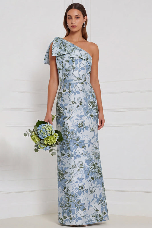 Vestido largo de dama de honor estilo vaina color azul empolvado floral con un solo hombro y moño