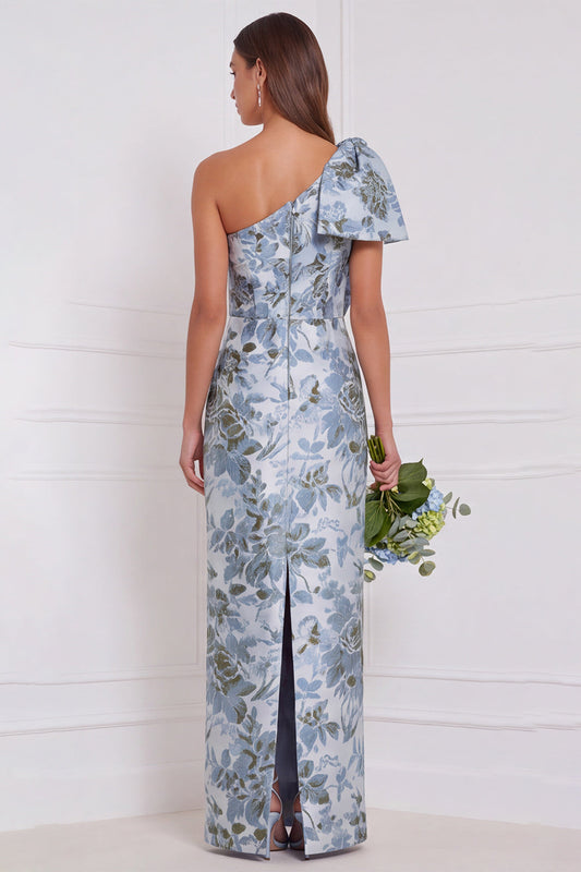 Vestido largo de dama de honor estilo vaina color azul empolvado floral con un solo hombro y moño