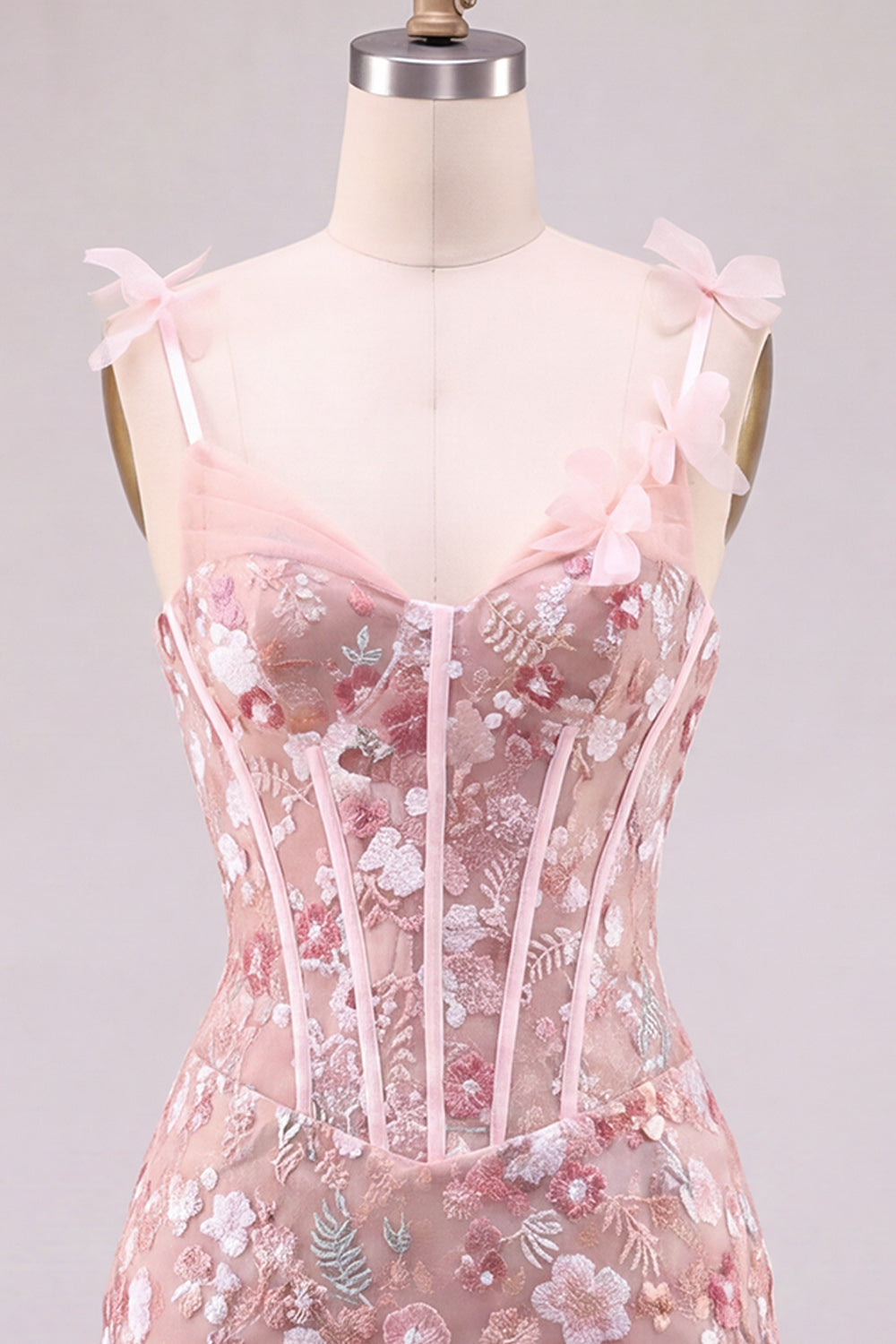 Robe de soirée courte cintrée rose à fleurs, bustier cœur, dos lacé
