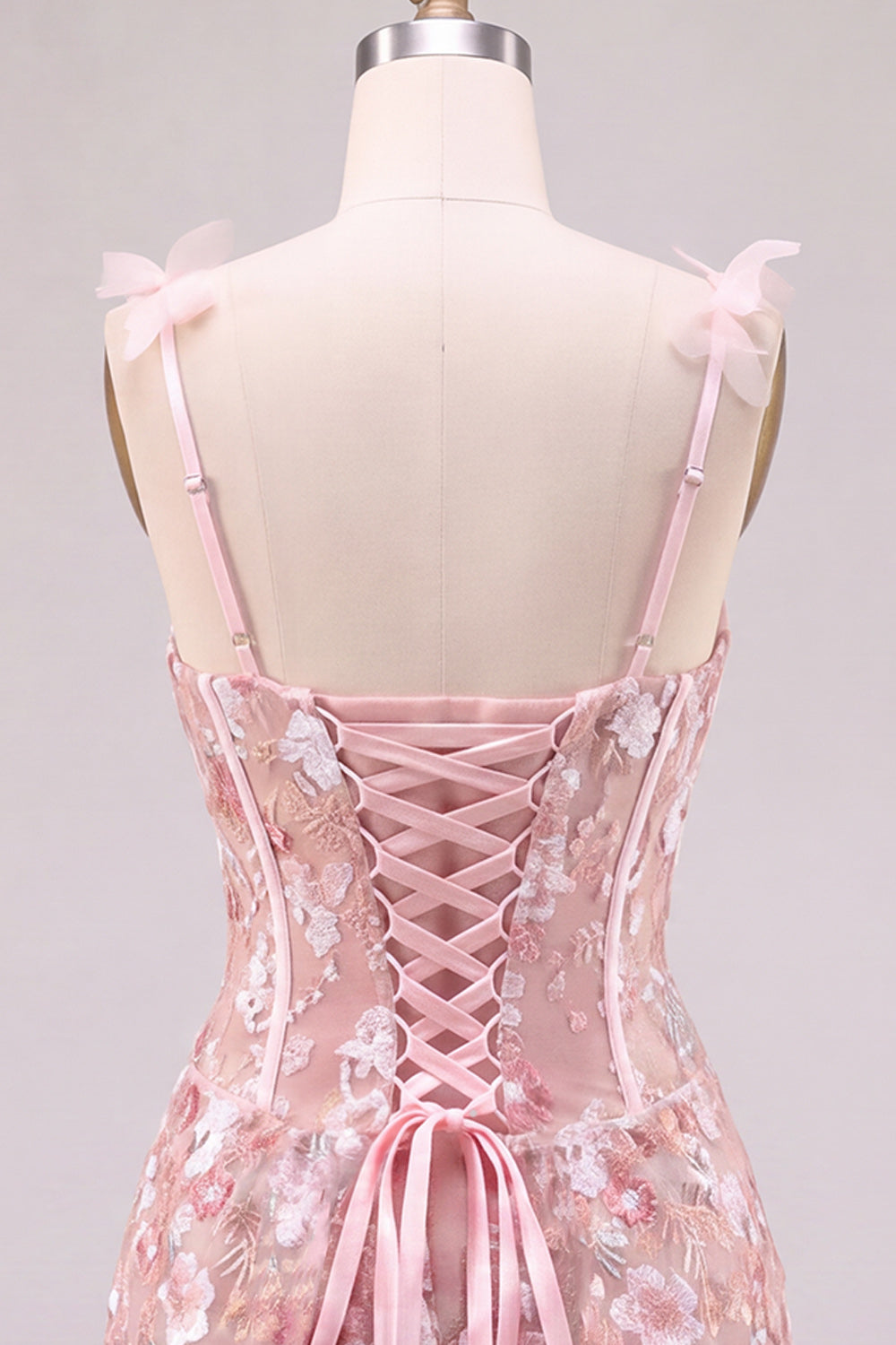 Robe de soirée courte cintrée rose à fleurs, bustier cœur, dos lacé