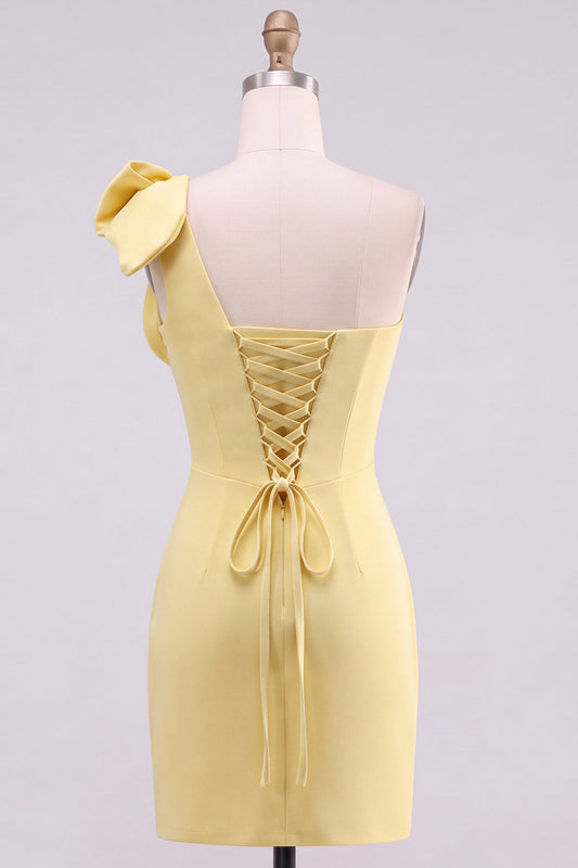 Robe courte de cocktail jaune asymétrique ornée de perles et d'un nœud