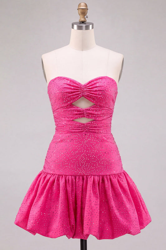 Robe de bal courte fuchsia sans bretelles avec découpes, ligne A, perles et ourlet volanté