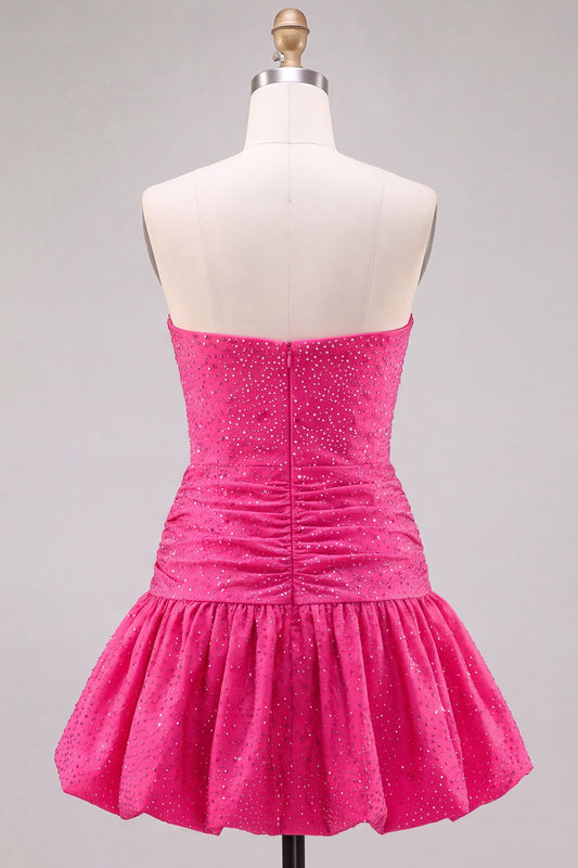 Robe de bal courte fuchsia sans bretelles avec découpes, ligne A, perles et ourlet volanté