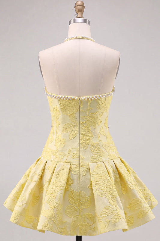 Robe de bal courte jaune beurre à col licou en jacquard floral avec ornements de perles