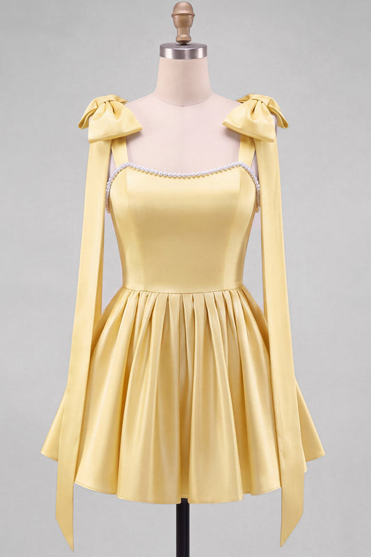 Robe courte de retour au lycée ligne A jaune beurre en satin avec garniture en perles et bretelles à nœud papillon