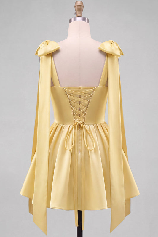 Robe courte de retour au lycée ligne A jaune beurre en satin avec garniture en perles et bretelles à nœud papillon
