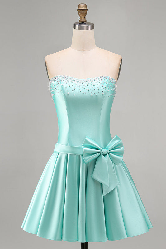 Robe de bal de rentrée trapèze sans bretelles en satin menthe ornée de perles et d'un nœud