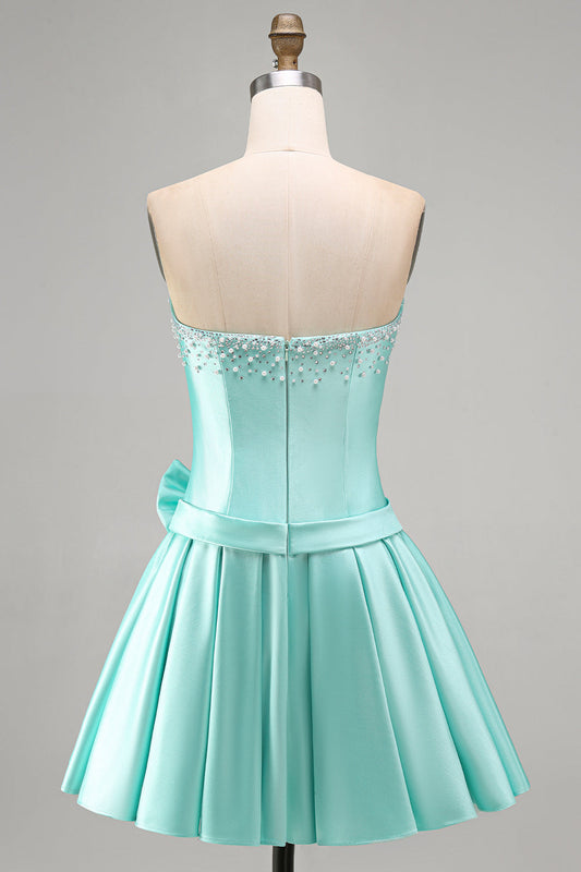 Robe de bal de rentrée trapèze sans bretelles en satin menthe ornée de perles et d'un nœud