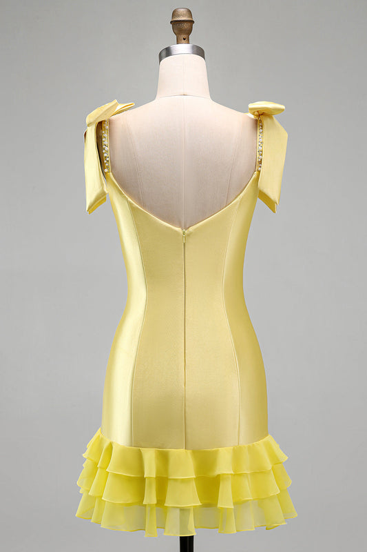 Robe de bal courte en satin jaune à volants étagés, ourlet perlé et bretelles à nœuds