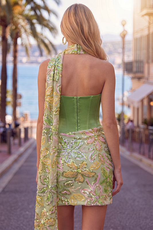 Robe de soirée moulante verte avec corset, sequins, décolleté cœur et foulard