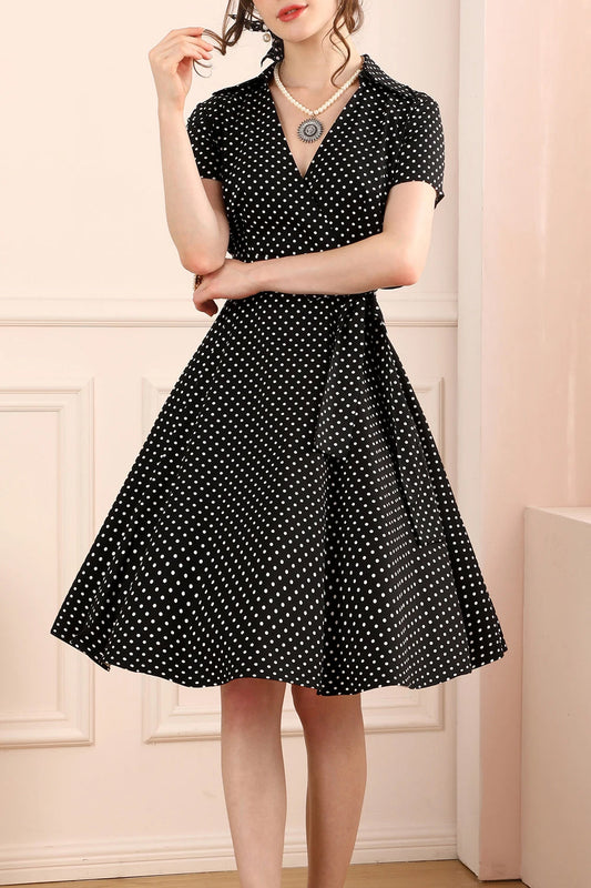 Robe noire à petits pois blancs et décolleté en V
