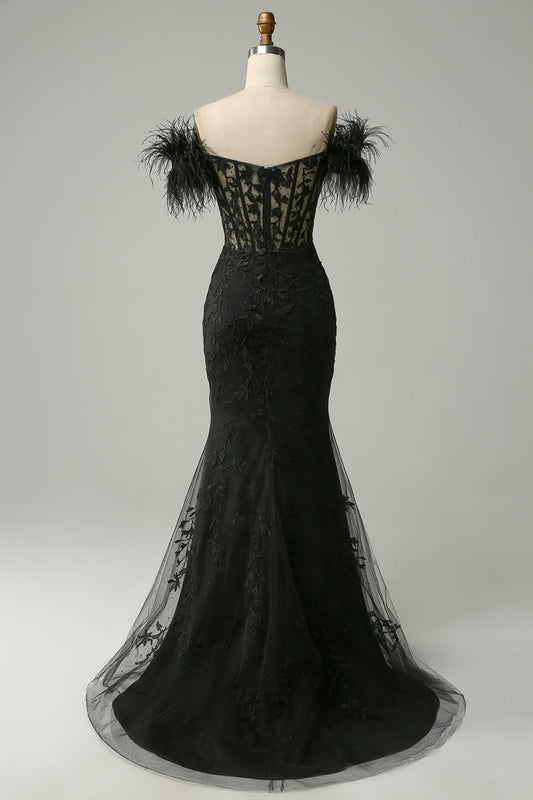 Robe de bal sirène noire à épaules dénudées avec plumes