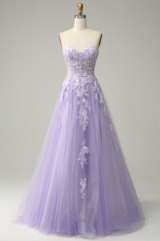 Robe de bal longue mauve coupe trapèze à fines bretelles avec appliqués