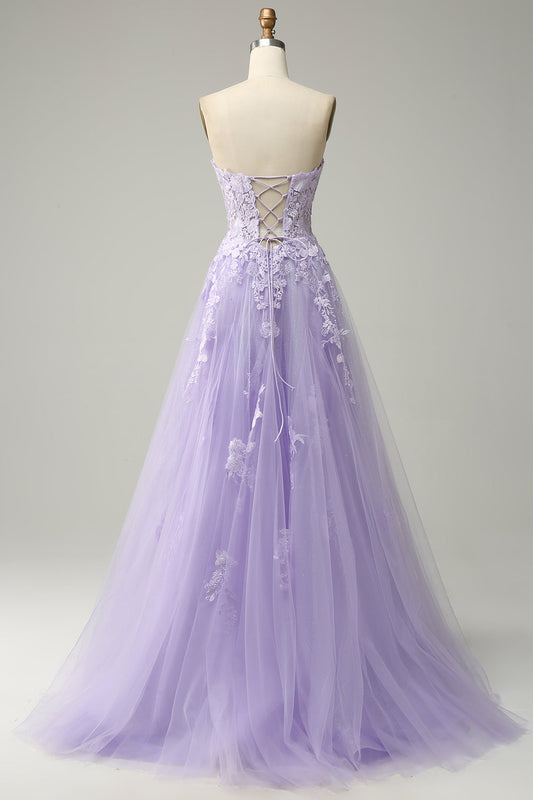 Robe de bal longue mauve coupe trapèze à fines bretelles avec appliqués