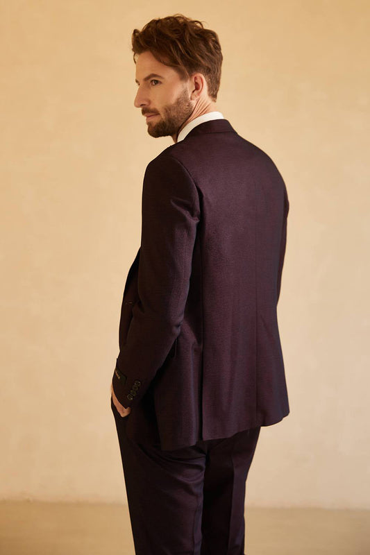Costume de mariage 3 pièces violet foncé à revers crantés avec un bouton