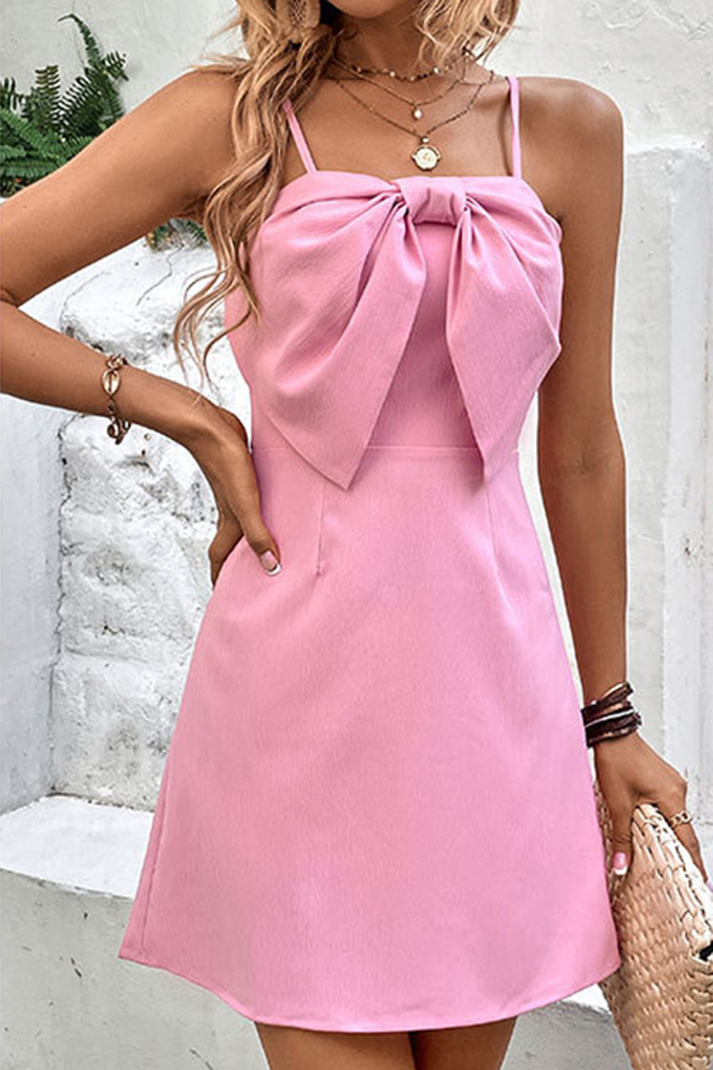 Robe d'été rose à fines bretelles avec nœud