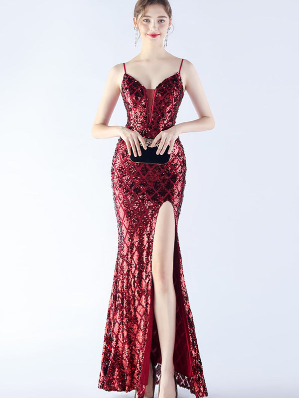 Robe de soirée fourreau rouge bordeaux à fines bretelles, décolleté en V, fente et sequins