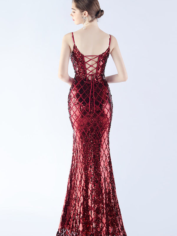 Robe de soirée fourreau rouge bordeaux à fines bretelles, décolleté en V, fente et sequins