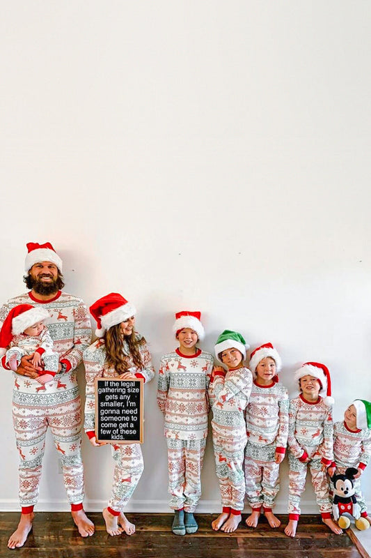 Pyjama de Noël familial gris assorti avec motifs de flocon de neige et de cerf