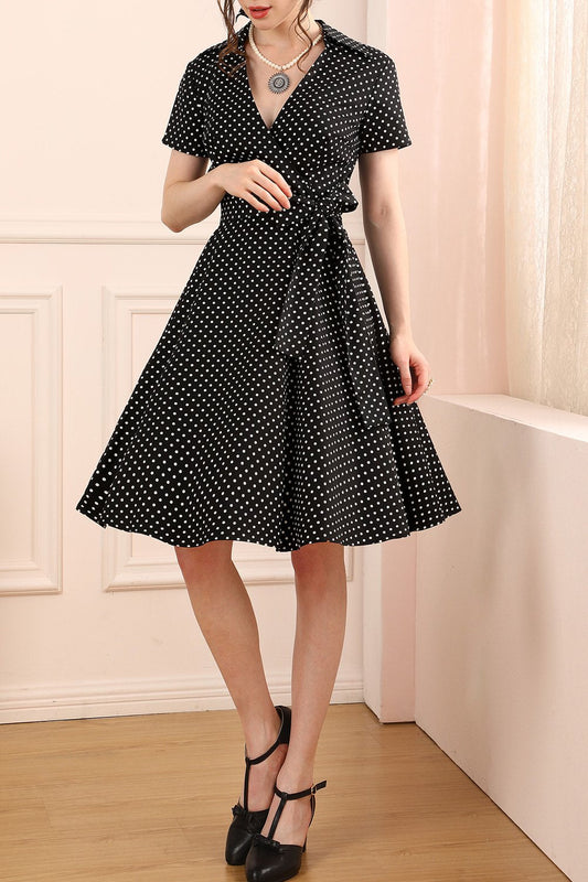 Robe à pois noirs et blancs des années 1950