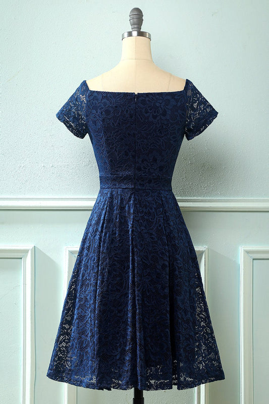 Robe en dentelle bleu marine à épaules dénudées