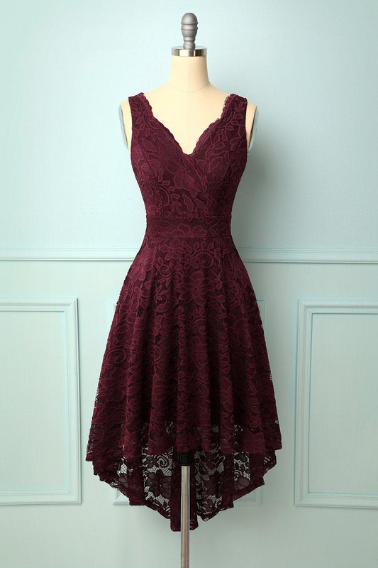 Robe en dentelle bordeaux avec décolleté en V