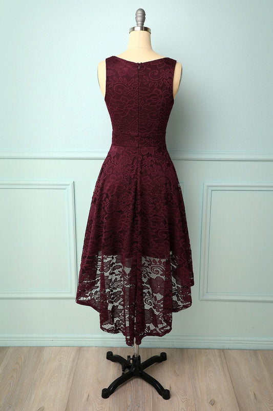 Robe en dentelle bordeaux avec décolleté en V