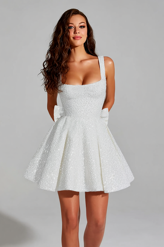 Robe courte de bal de promo en forme de trapèze à encolure carrée en ivoire pailleté et sequins, avec grand nœud au dos