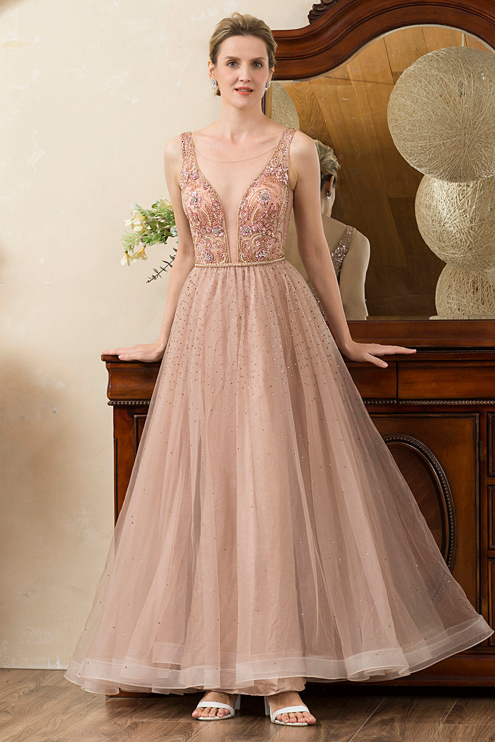Robe de soirée évasée rose pâle perlée et pailletée