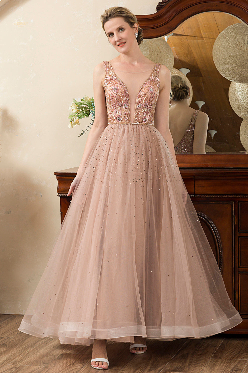 Robe de soirée évasée rose pâle perlée et pailletée