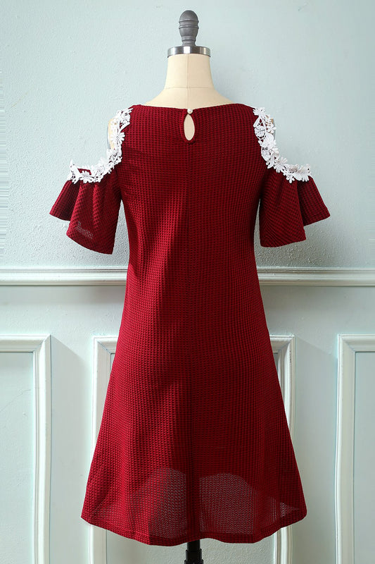 Robe en maille rouge foncé à épaules dénudées avec applications