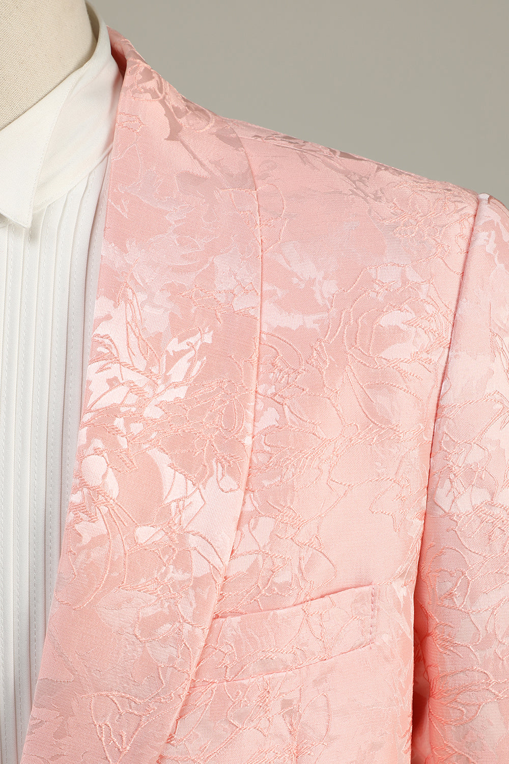 Costume de bal deux pièces rose clair à revers châle jacquard et un bouton