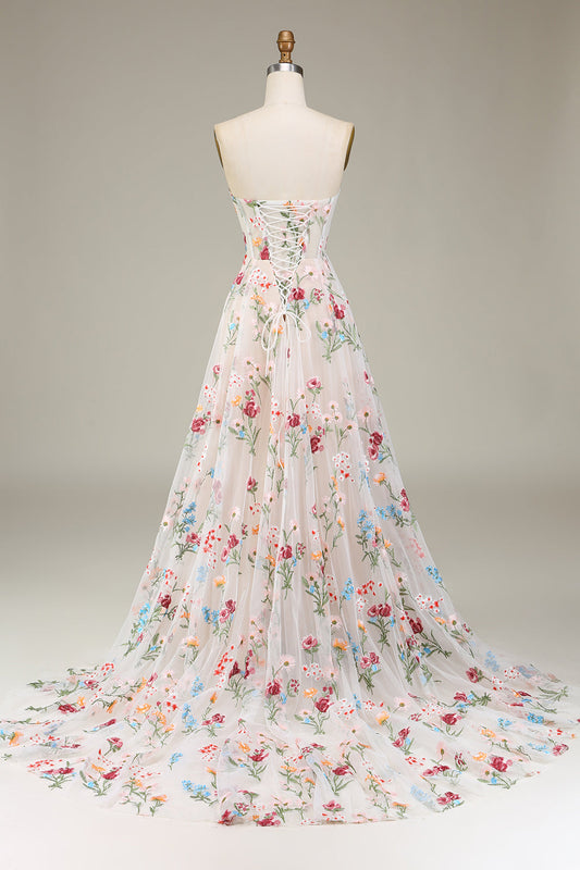 Robe de bal longue ivoire en tulle sans bretelles avec traîne et broderie