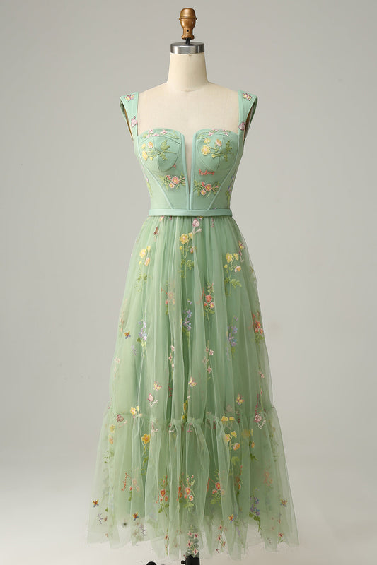 Robe de bal longue en trapèze, de couleur verte, avec un décolleté en cœur et des broderies