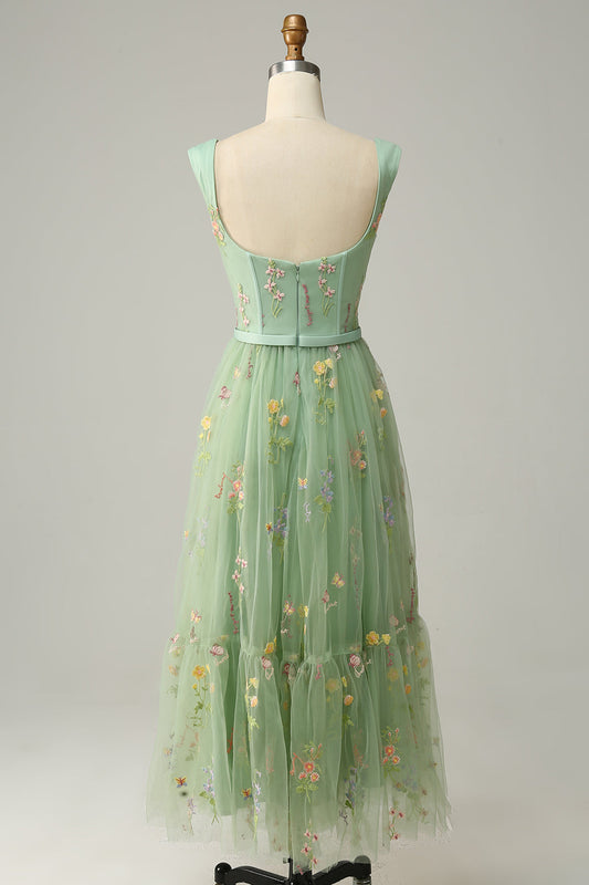 Robe de bal longue en trapèze, de couleur verte, avec un décolleté en cœur et des broderies