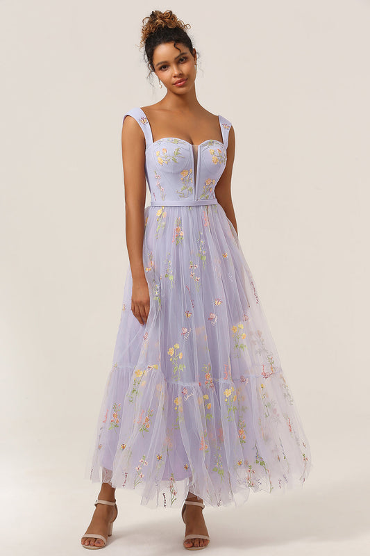 Robe de bal longue lilas avec broderies, coupe princesse décolleté cœur