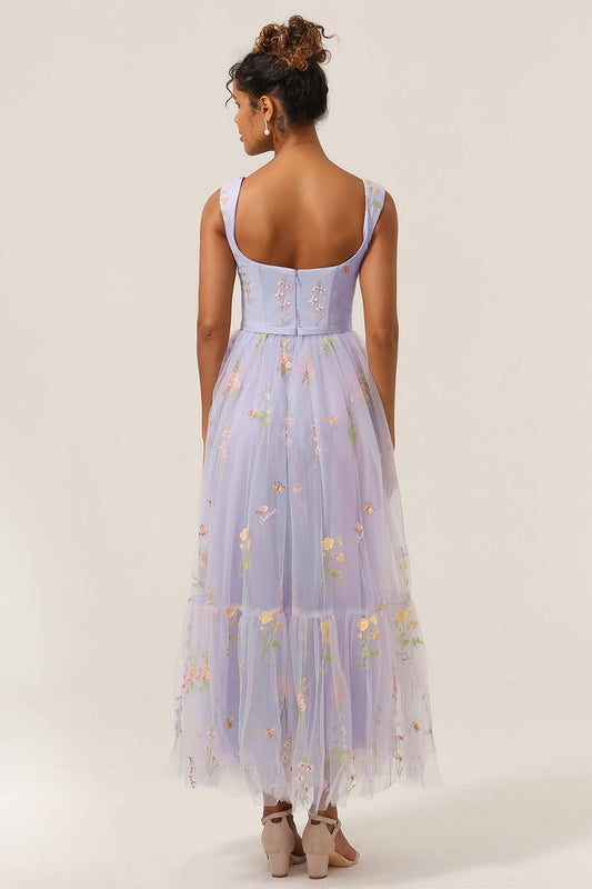 Robe de bal longue lilas avec broderies, coupe princesse décolleté cœur