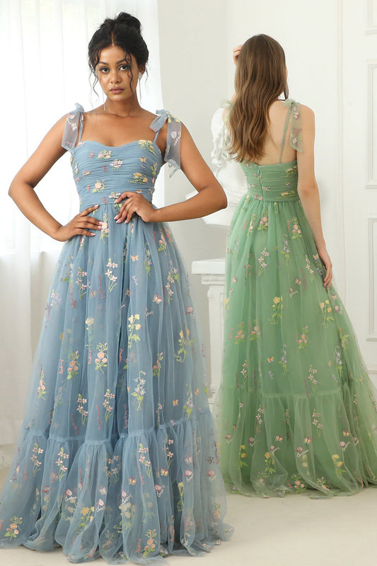 Robe longue de bal bleu gris avec broderie
