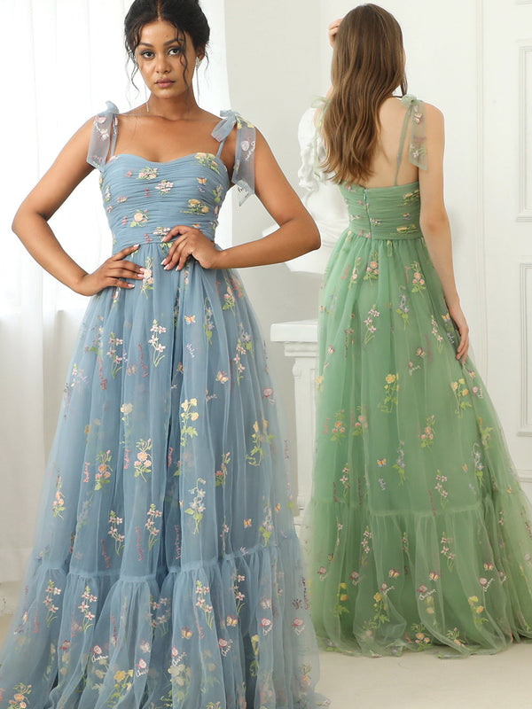 Robe longue de bal bleu gris avec broderie