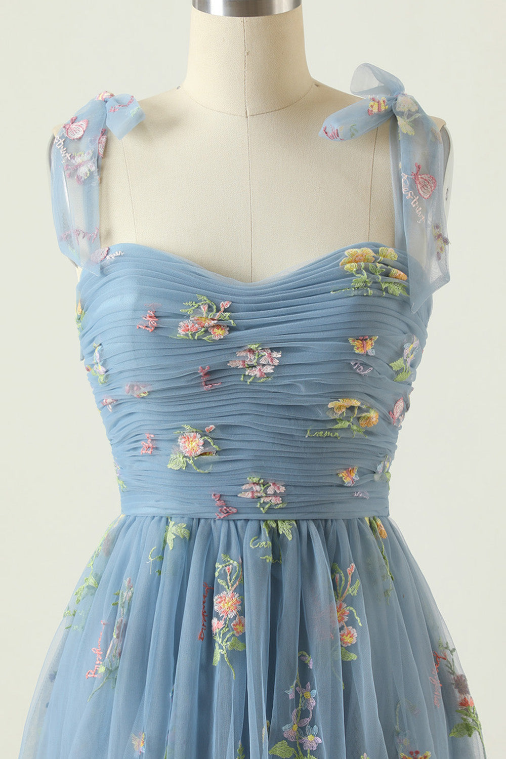 Robe longue de bal bleu gris avec broderie