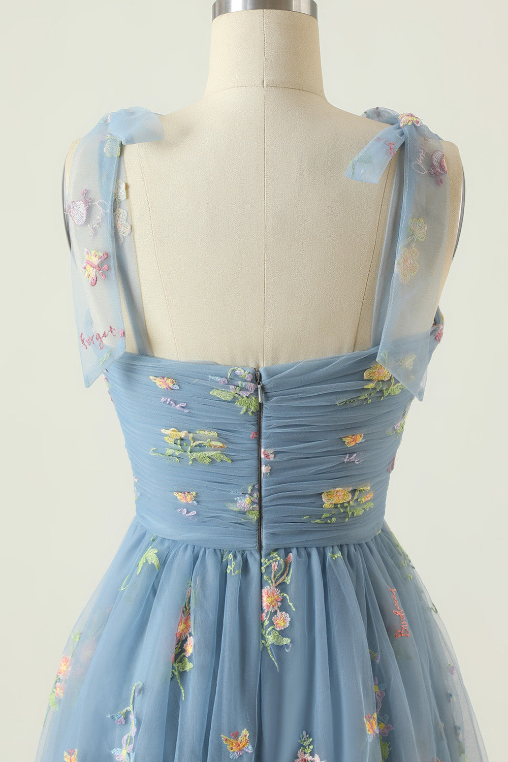Robe longue de bal bleu gris avec broderie