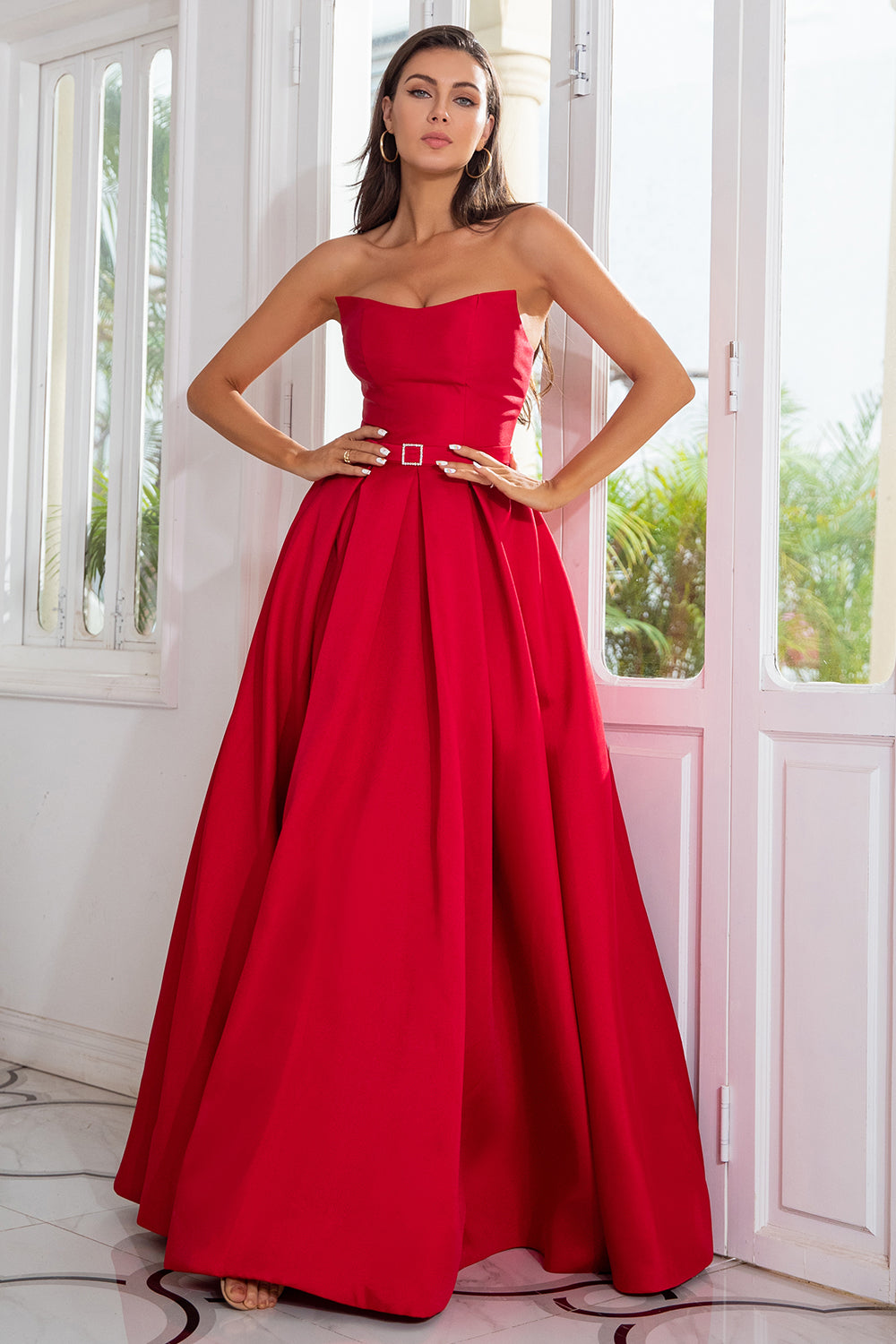 Robe de bal longue rouge sans bretelles coupe trapèze avec fente frontale