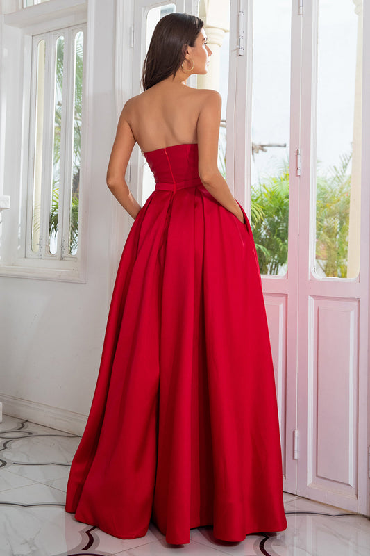 Robe de bal longue rouge sans bretelles coupe trapèze avec fente frontale