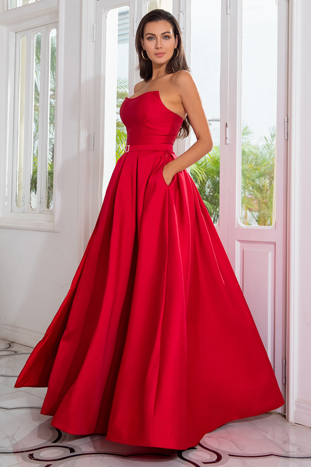Robe de bal longue rouge sans bretelles coupe trapèze avec fente frontale