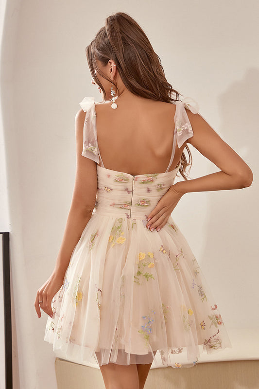 Robe de remise de diplôme champagne brodée mignonne coupe trapèze à bretelles fines