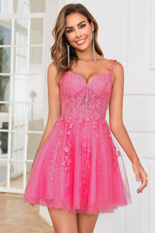 Robe de bal courte rose trapèze à fines bretelles avec appliques
