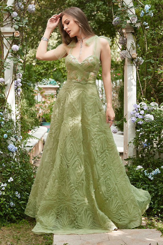 Robe de bal longue évasée vert clair avec broderies