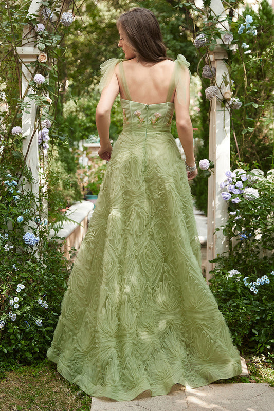 Robe de bal longue évasée vert clair avec broderies