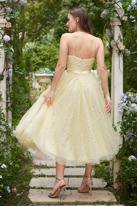 Robe de bal mi-longue jaune à fines bretelles