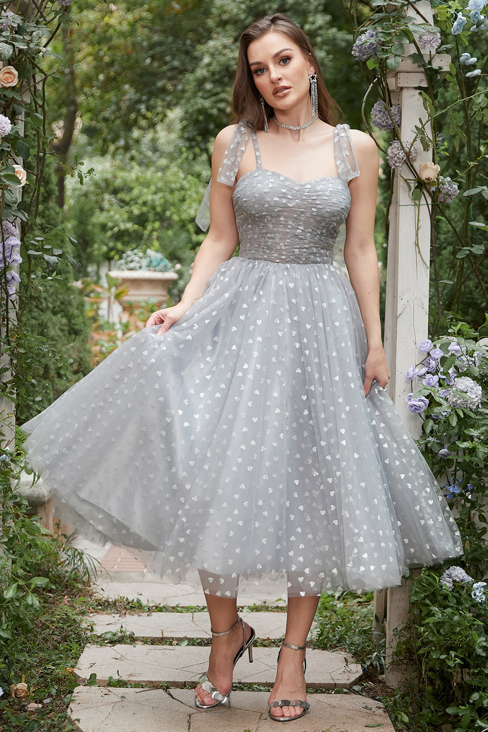 Robe de bal mi-longue grise à fines bretelles avec nœuds